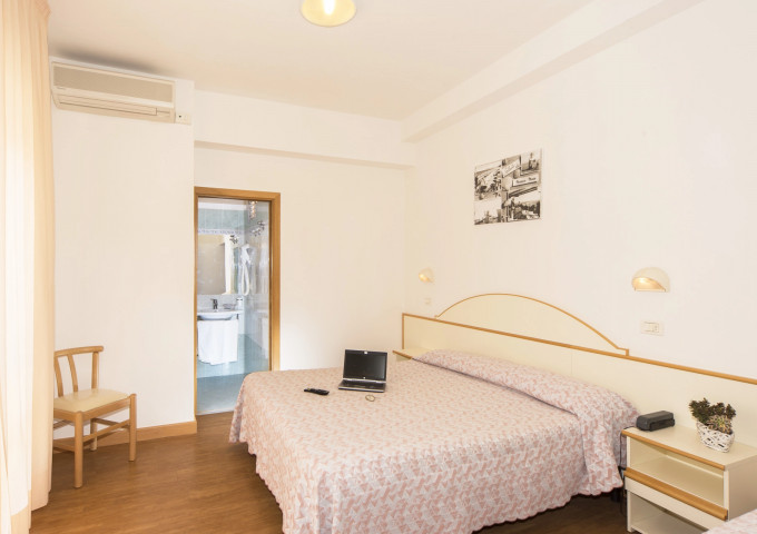 media.Slide-Camere-01-Hotel-Silvia-Misano